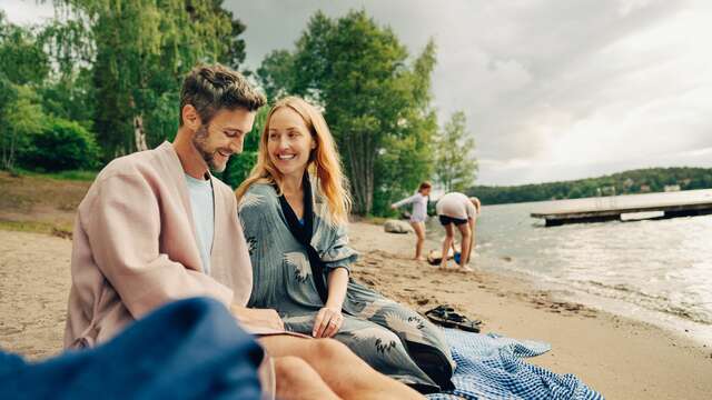 Savings brand images - a family at the beach - small